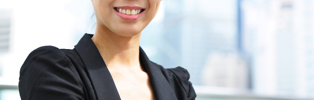 Mujer sonríe al ver los aspectos legales de una empresa