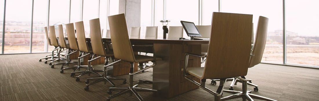 Sillas en una oficina, haciendo referencia a los requisitos que se necesitas para conformar una empresa
