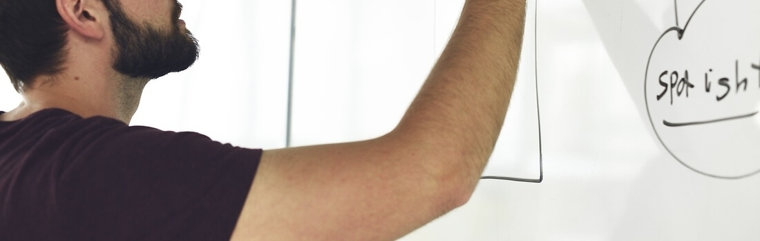Hombre con barba escribe los pasos para registrar un nombre