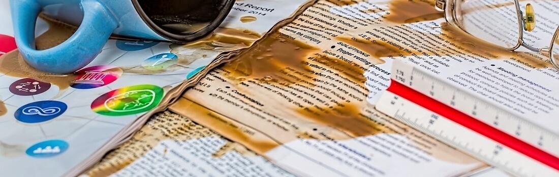 taza de café derramada sobre documentos, que explican qué hay que hacer para separarse